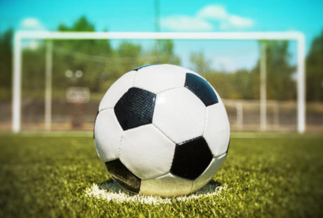 足球数据分析团队工作场景